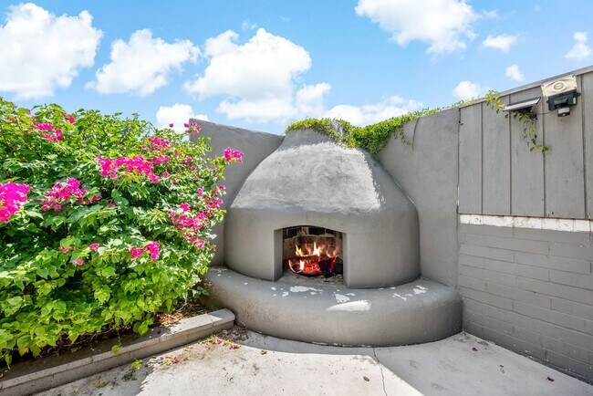 Building Photo - Luxury housing ,Close to U of A! Newly Renovated