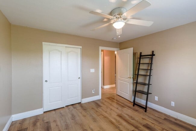 Building Photo - Beautiful, Single Story, 2 bed, 2 bath, To...