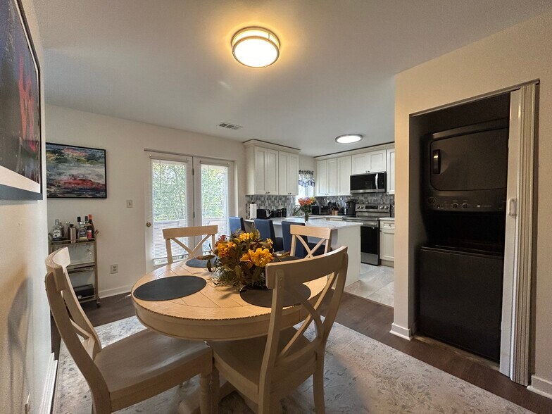 Building Photo - 4003 Eastview Ln