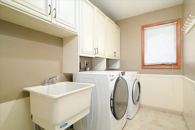Building Photo - 38291 River Park Dr