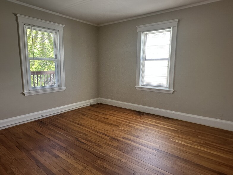 Building Photo - 547 Hyde Park Ave