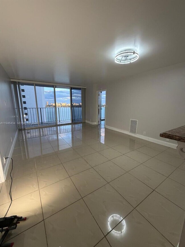 Building Photo - 7601 E Treasure Dr