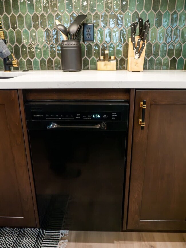 Building Photo - 3413 W Sunset Ave