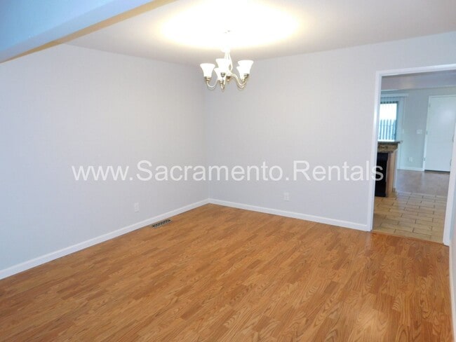 Building Photo - Wonderful Sierra Oaks 3bd/2ba Duplex with 2 Car Garage
