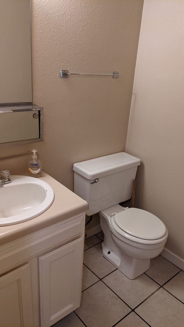 Building Photo - NICE 2-BEDROOM, 2-BATHROOM TOWNHOME WITH F...