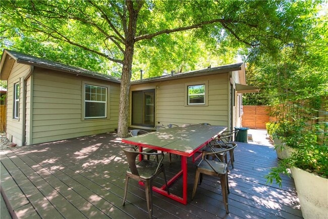 Building Photo - 906 E 53rd St