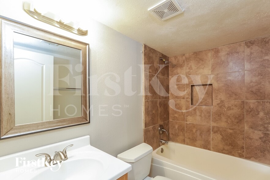 Building Photo - 425 E Julie Dr