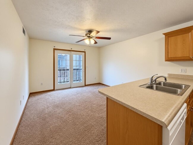 Building Photo - 323 Creekside Dr