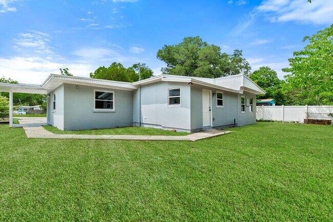 Building Photo - 3445 Eve Dr E