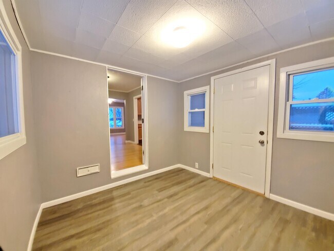 Building Photo - 1501 10th St NE