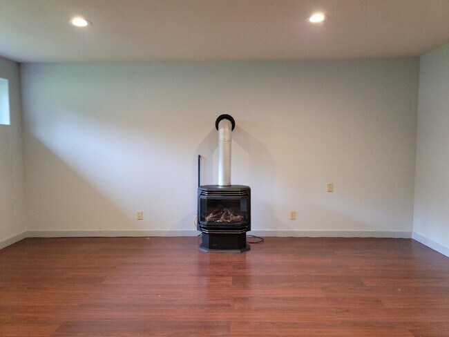 Building Photo - Pet Friendly 4 bedroom Home with Lots of Space for Everyone!