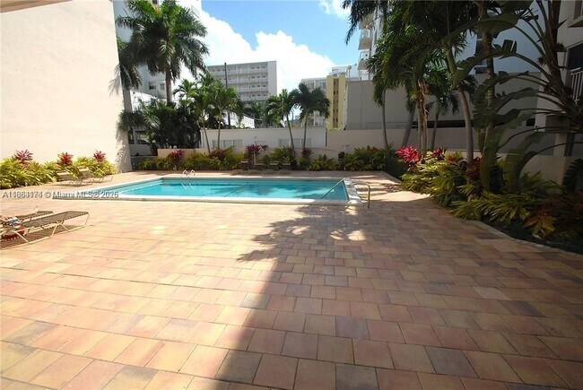 Building Photo - 1665 Bay Rd