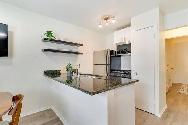 Building Photo - 2401 Manor Rd