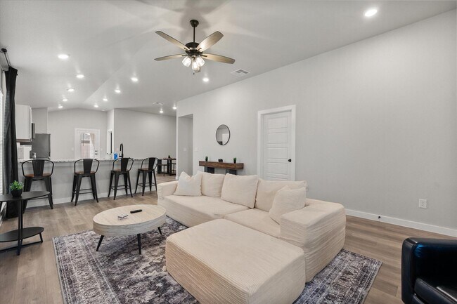 Building Photo - 2146 Kokomo Ave