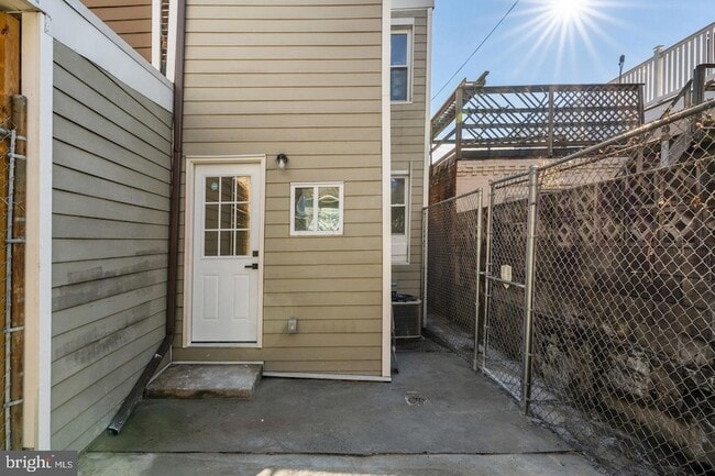 Building Photo - 3058 Tilton St