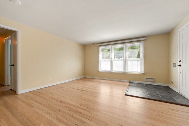 Building Photo - 2140 Robin Dr