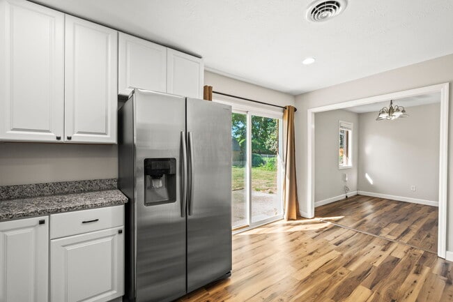 Building Photo - 2520 Glenmore Ct