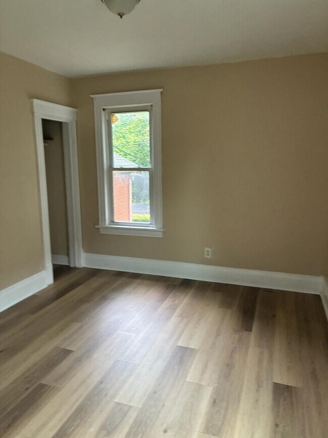 Building Photo - 702 Helmholz Ave