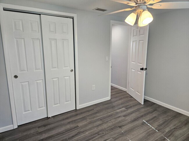 Building Photo - Annual Unfurnished 3 Bedroom 2 Bathroom Si...