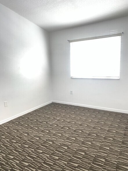 Building Photo - 980 NE 33rd Ter