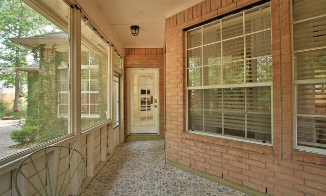 Building Photo - 19 E Sunny Slope Cir