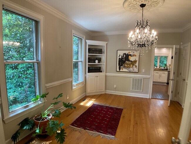 Building Photo - Executive Home in The Heart of Chapel Hill!