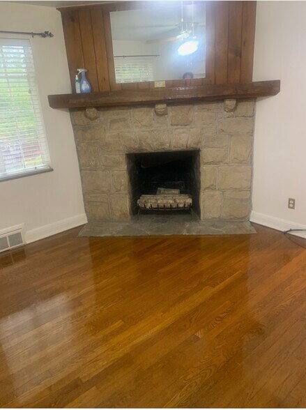 Building Photo - 812 Breezemont Dr