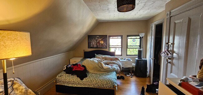 Building Photo - 1.5 Bed Spacious Top-Floor Allston apt! Fi...