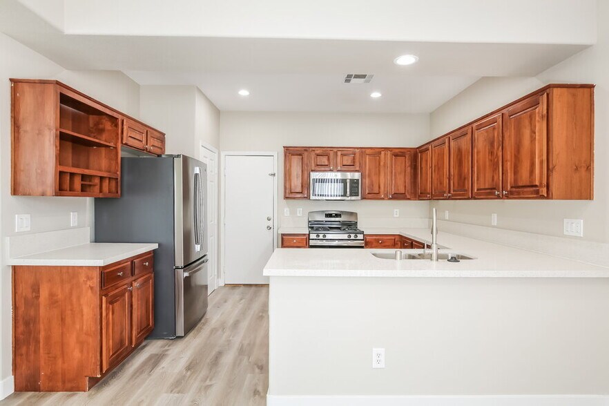 Building Photo - 4477 Oberlander Ave