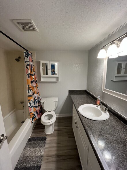 Guest Bath - 507 NW 39th Rd