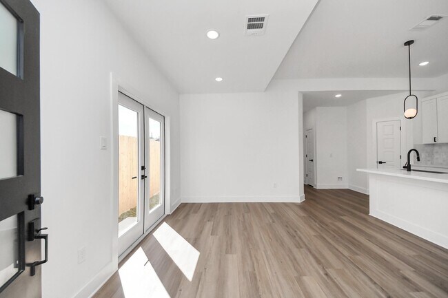 Building Photo - 8106 Locksley Rd