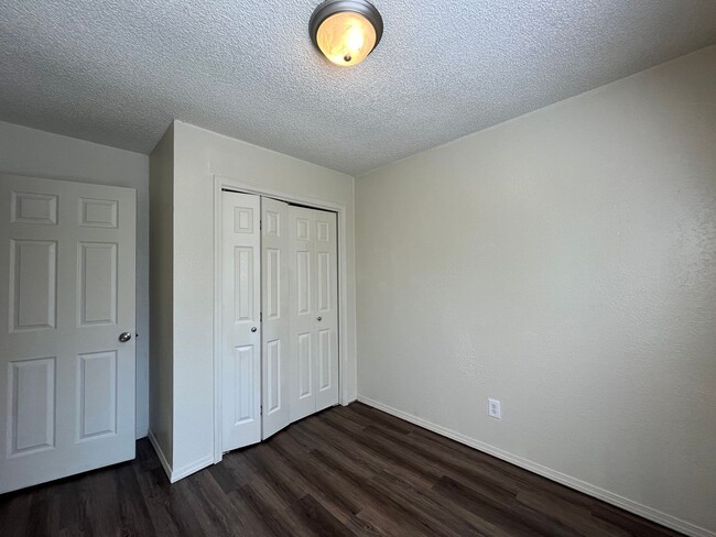 Building Photo - 3 Bedroom duplex!!