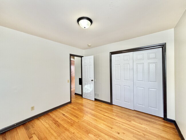 Building Photo - 2113 Lake Point Dr