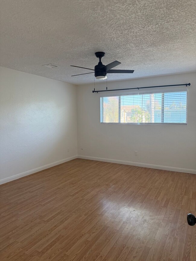 Building Photo - Spacious 3 bed / 1.5 bath townhome - La Mesa