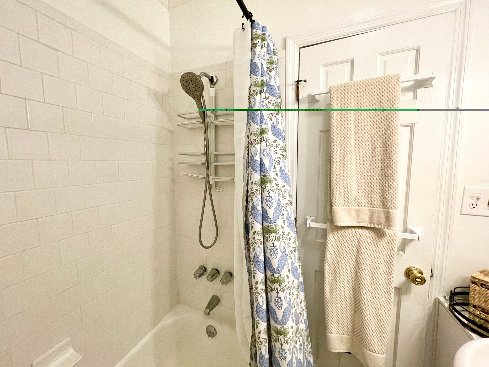 Bathroom, Tub/Shower Combo - 215 W Taylor St