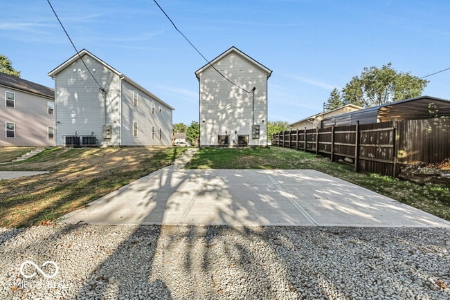 Building Photo - 4456 Caroline Ave