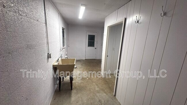 Building Photo - 105 N Edinburgh Dr