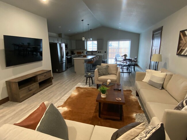 Building Photo - Beautifully Furnished 3 bed/2bath Hamilton...