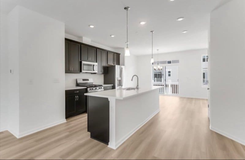 Building Photo - 1060 E Oakton St