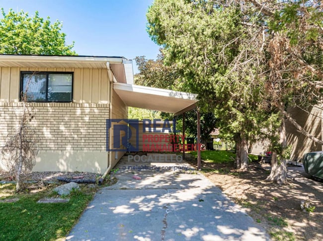 Building Photo - 5 Bedroom Home - University Area - Must See - Pet (dog) Negotiable