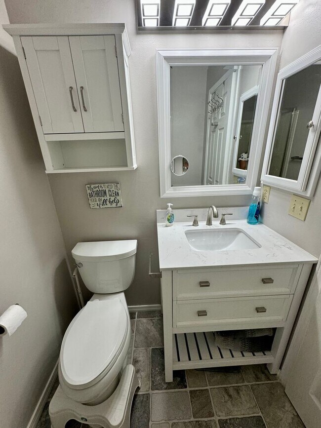 Building Photo - FURNISHED Two Bedroom Two Bath Condo on th...
