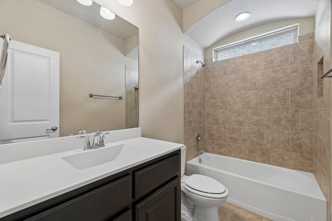 Building Photo - 3 bedroom 2 bath near Paycom!