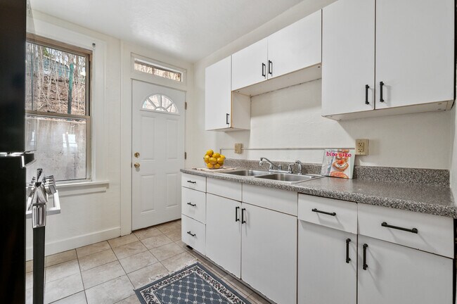 Building Photo - 2241 1/2 Hawthorne Ave