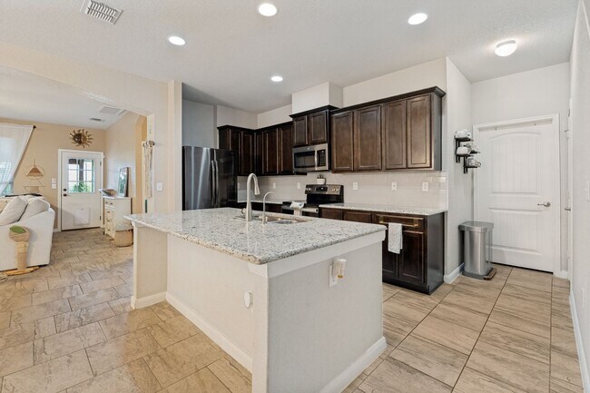 Building Photo - BEAUTIFUL 4-BEDROOM HOME IN NORTHEAST CROSSING