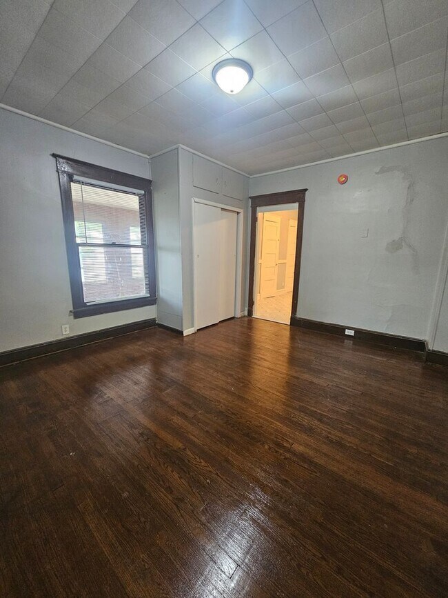 Building Photo - 1603 W 10th St