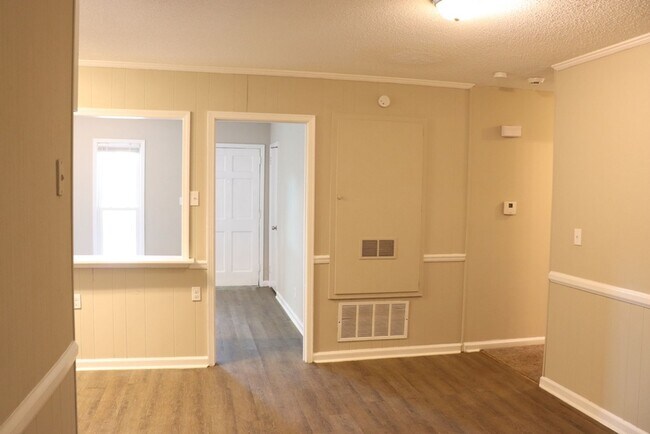 Building Photo - Handsome  3-bedroom ranch home!