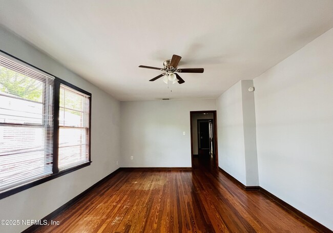 Building Photo - 2569 Myra St