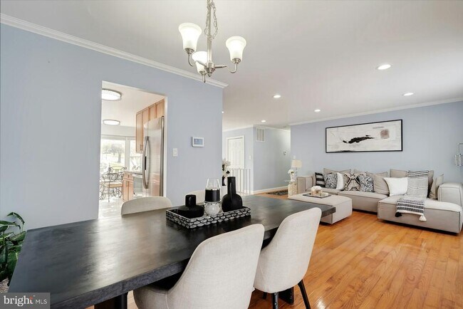 Building Photo - 900 E Tantallon Dr