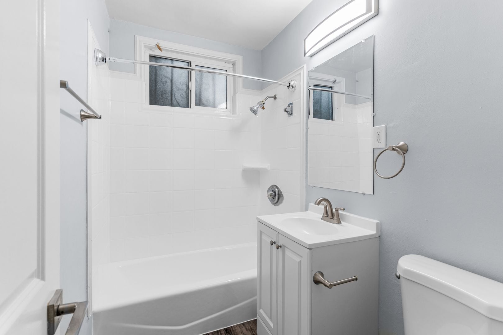 Building Photo - 925 E 19th St