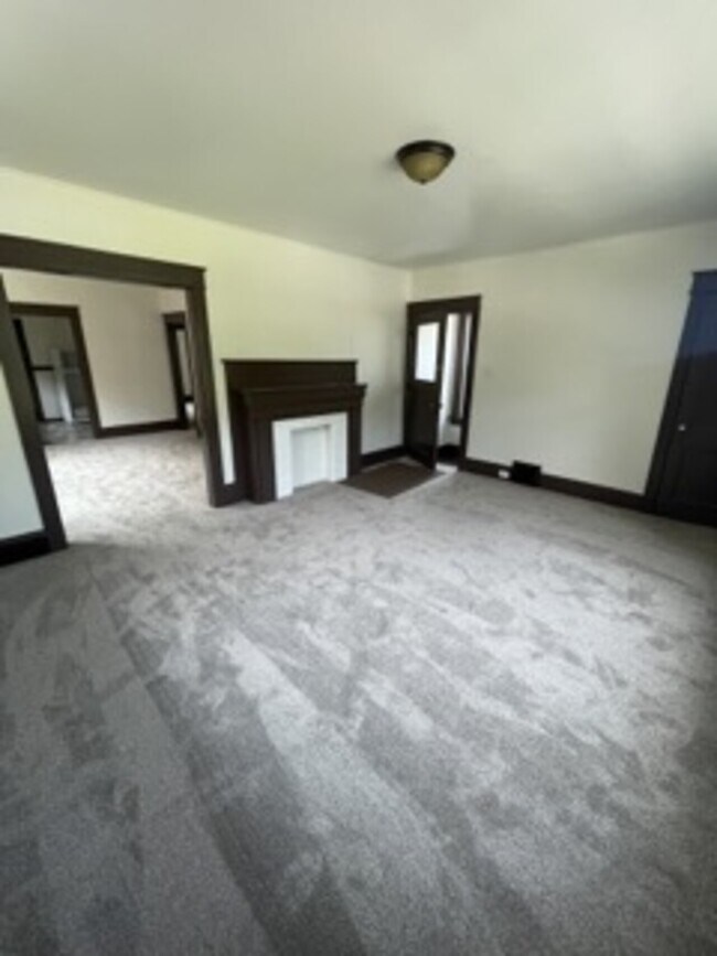 Building Photo - 308 Hess